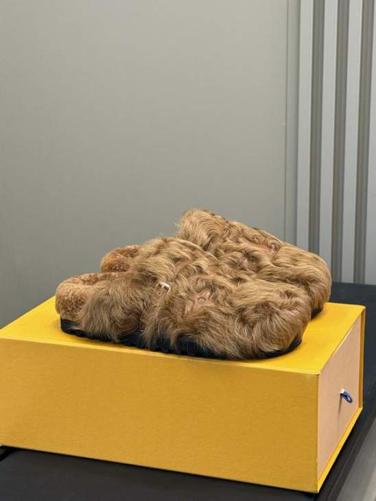 Picture of Louis Vuitton Slippers _SKULVsz35-42mnq1005536
